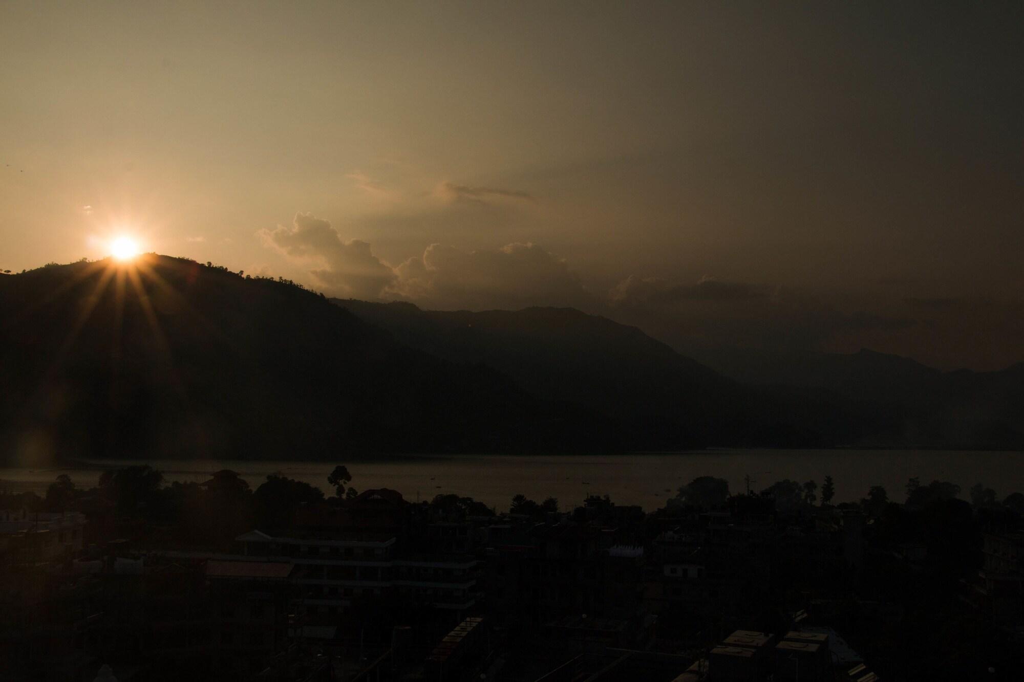 Hotel River Park Pokhara Kültér fotó