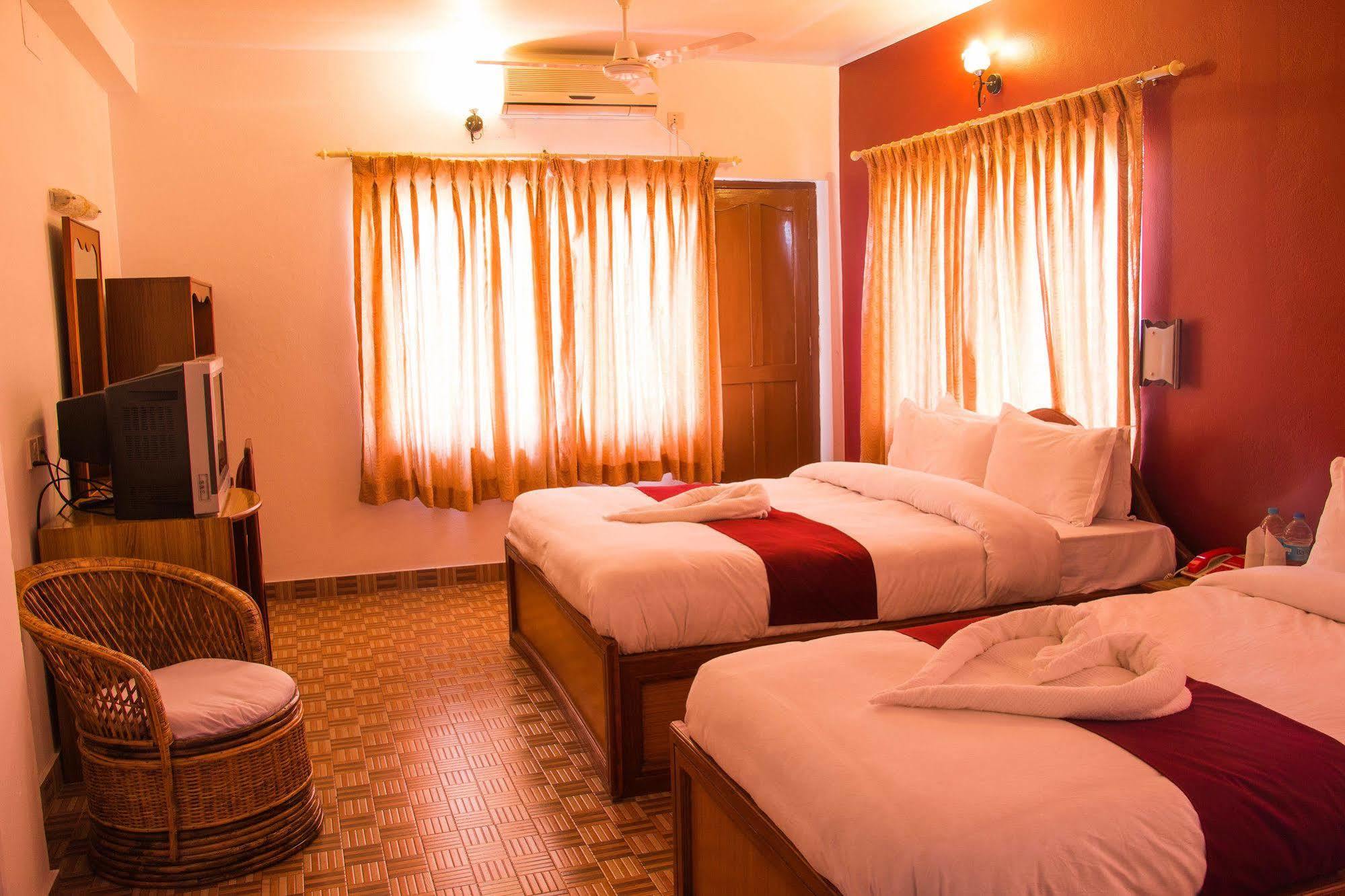 Hotel River Park Pokhara Kültér fotó