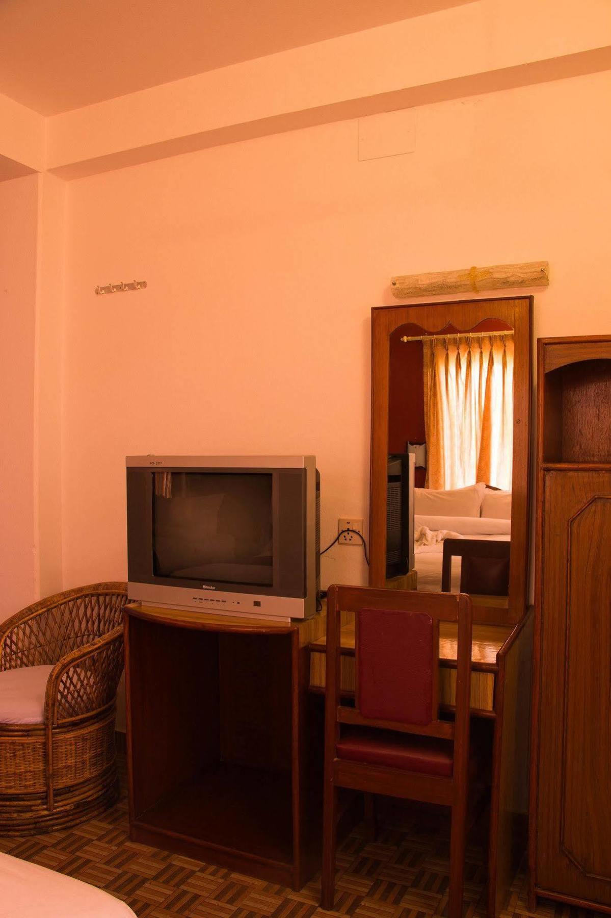 Hotel River Park Pokhara Kültér fotó